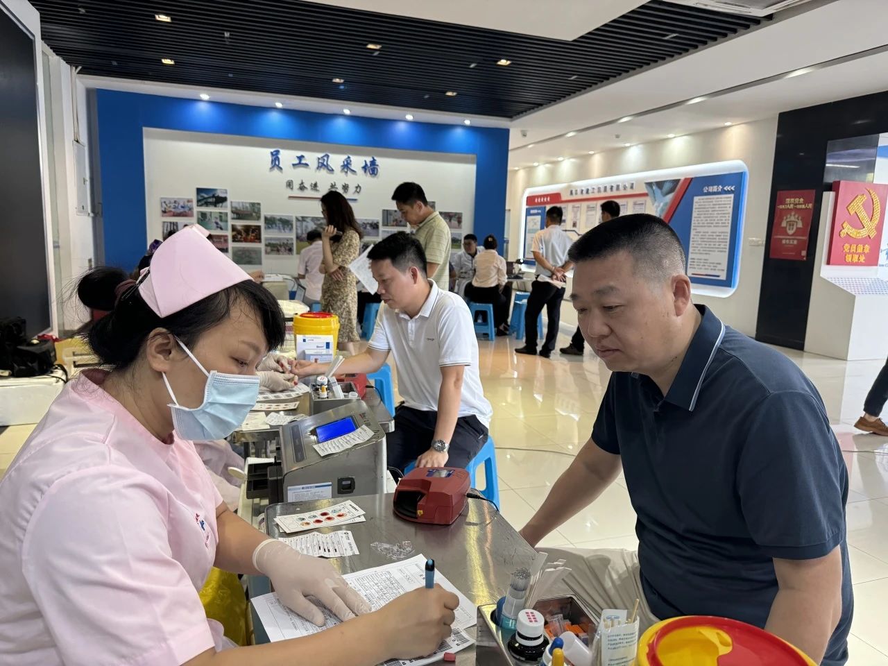 17年，91成人
干部职工无偿献血38万毫升