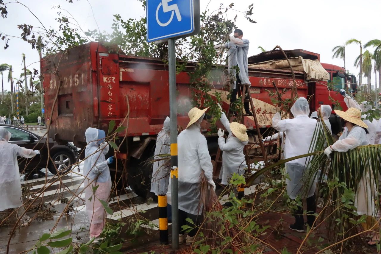一刻也不敢歇 海口建工300余人冒雨清理出4条路面