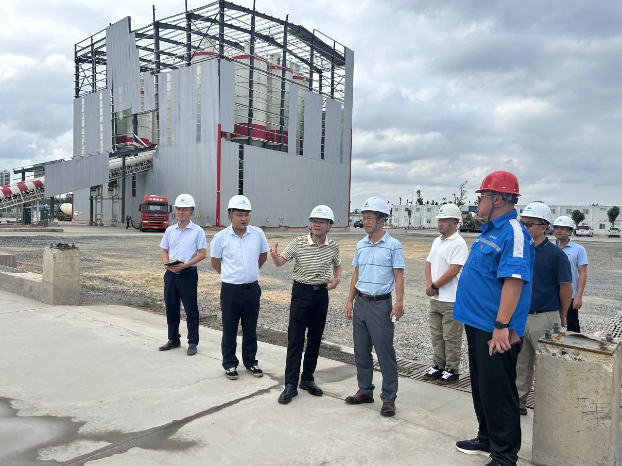 集团党委委员、副总经理莫海鸥“走基层”到环投公司检查海口建工搅拌站生产秩序全面恢复(图2) 2.jpg