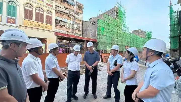 集团党委委员、市纪委监委驻91成人
纪检监察组组长关通“走基层”调研推进路桥公司博爱路保护修缮项目