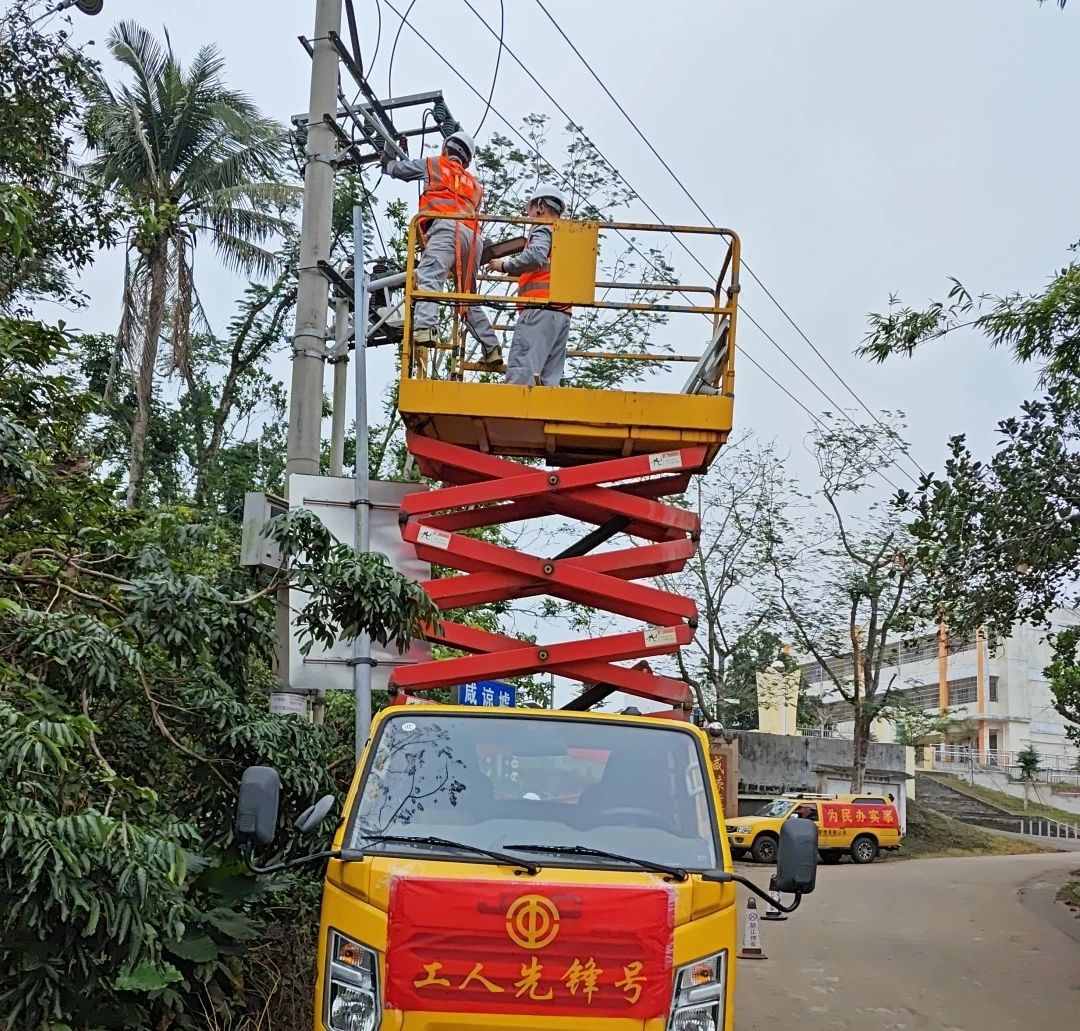 91成人
党委春节前赴帮扶村抢修路灯暖民心