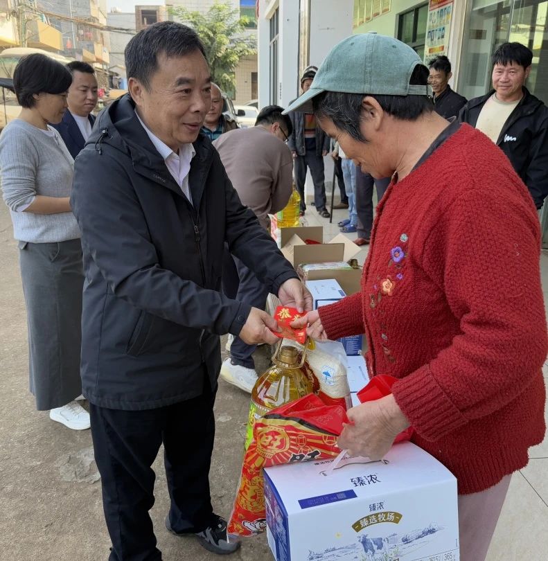 91成人
党委调研乡村振兴工作并开展春节慰问活动(图3) 3.jpg