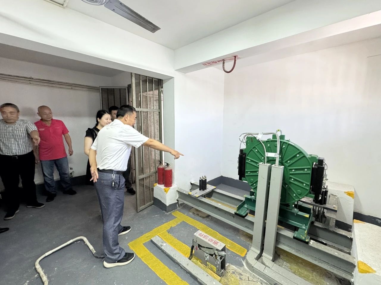 集团党委副书记林书楠带队调研老旧电梯更新改造工作 推动“走基层”活动走深走实(图2) 2.jpg