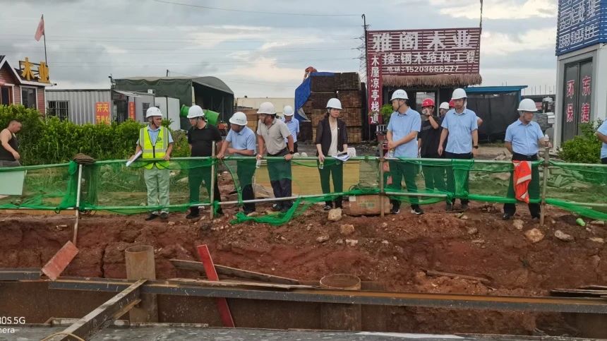 集团党委委员、副总经理冯所晓“走基层”调研金盛达积水点项目