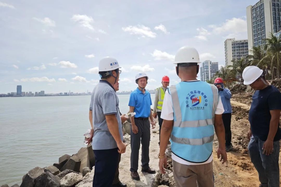 集团党委委员、副总经理莫海鸥“走基层”督查海口市岸线基础设施灾后应急修复工程安全生产工作(图2) 2.jpg