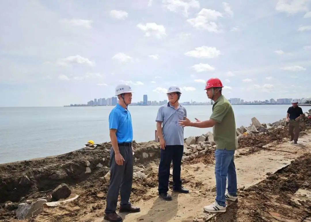 集团党委委员、副总经理莫海鸥“走基层”督查海口市岸线基础设施灾后应急修复工程安全生产工作(图3) 3.jpg