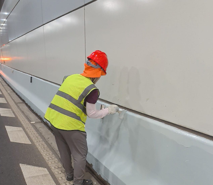 文明东隧道完成防撞墙涂装工程专业防护 全面提升行车安全与结构耐久性